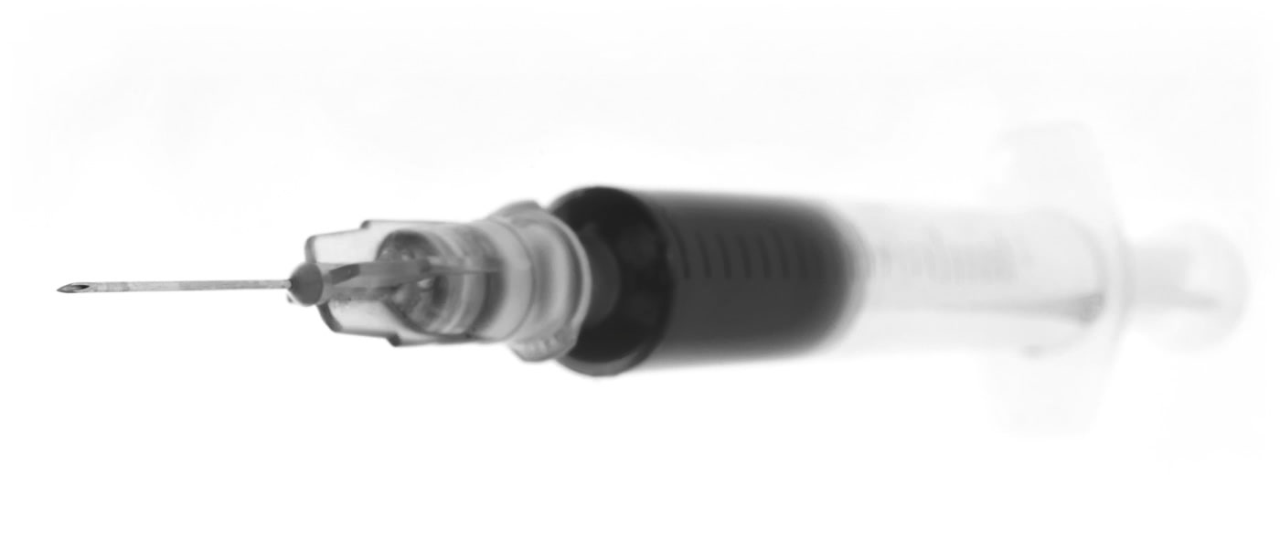 B&W photo of a syringe.